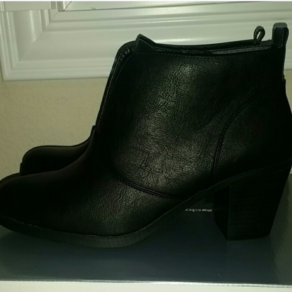 Black ankle boots Cloudwalkers by Avenue 8.5W - Picture 2 of 6